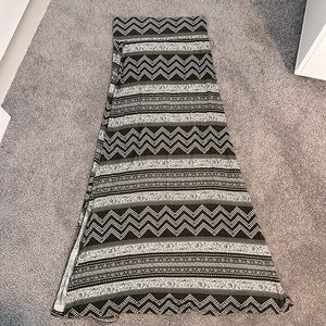 Worn once, beautiful maxi skirt Size: M